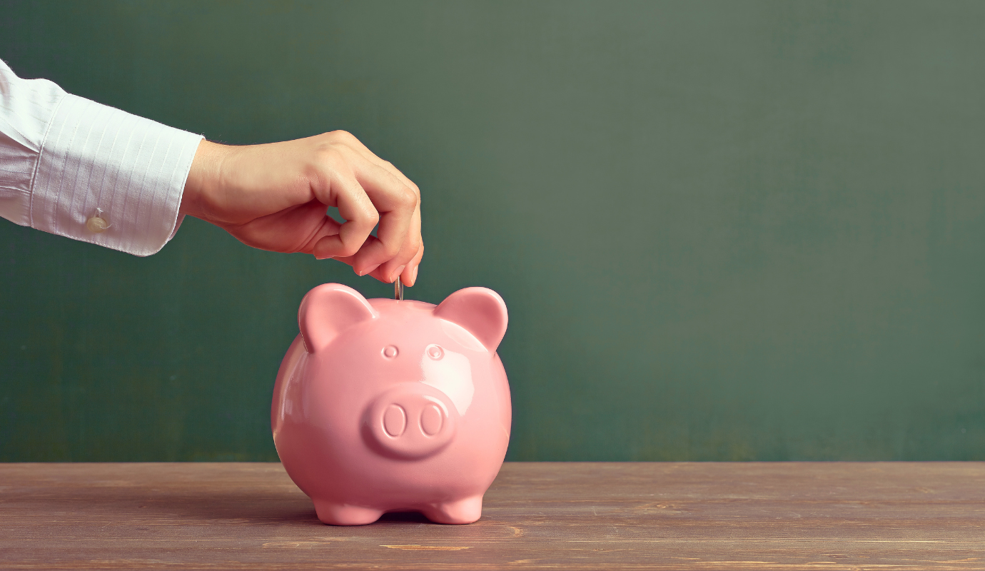 Hand inserting coin into piggy bank for Eigen Risico Payment.